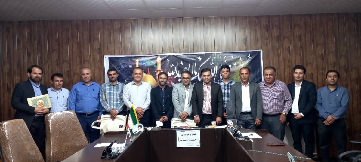نشست صمیمی ریاست اداره آموزش وپرورش شهرستان بهمئی باخبرنگاران شهرستان