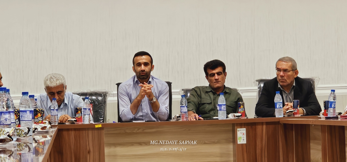 نشست صمیمانه شهرداروشورای شهرباخبرنگاران 