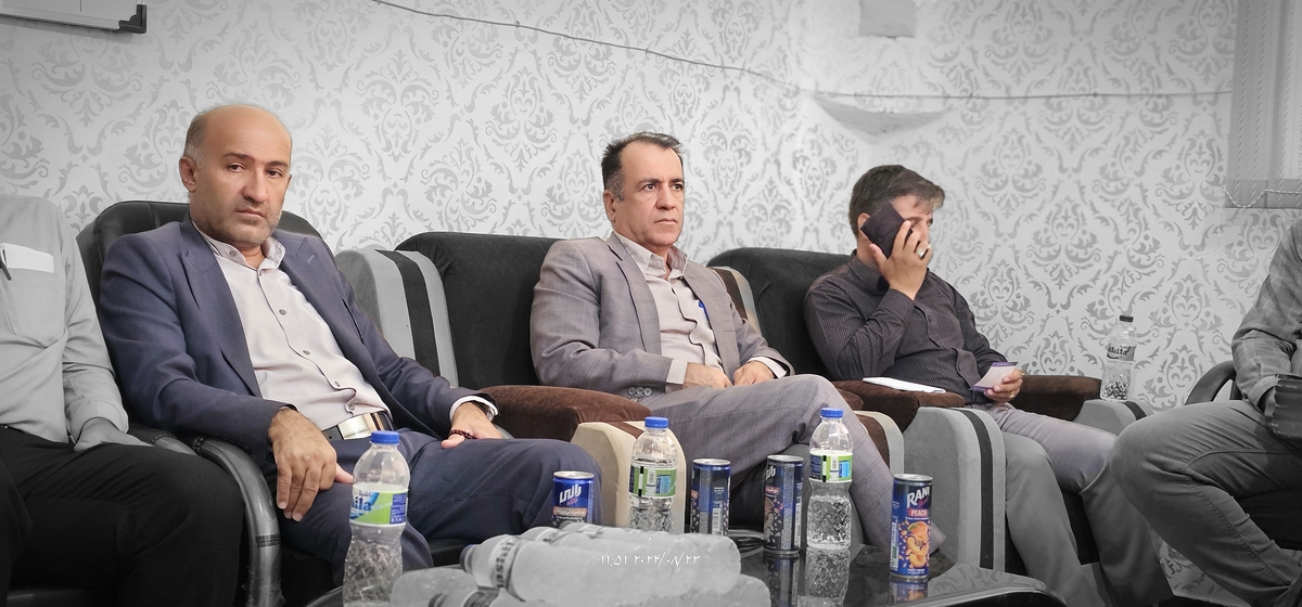 نشست رئیس جدیدهیئت فوتبال استان بارئیس هیئت فوتبال وریاست اداره ورزش وجوانان شهرستان وجمعی ازپیشکسوتان