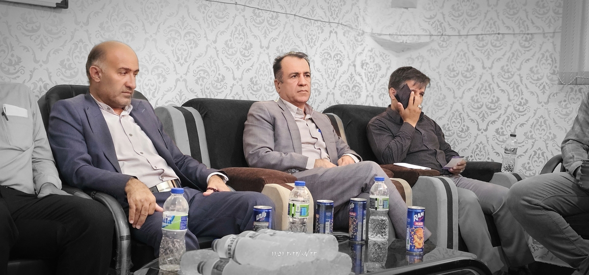 نشست رئیس جدیدهیئت فوتبال استان بارئیس هیئت فوتبال وریاست اداره ورزش وجوانان شهرستان وجمعی ازپیشکسوتان