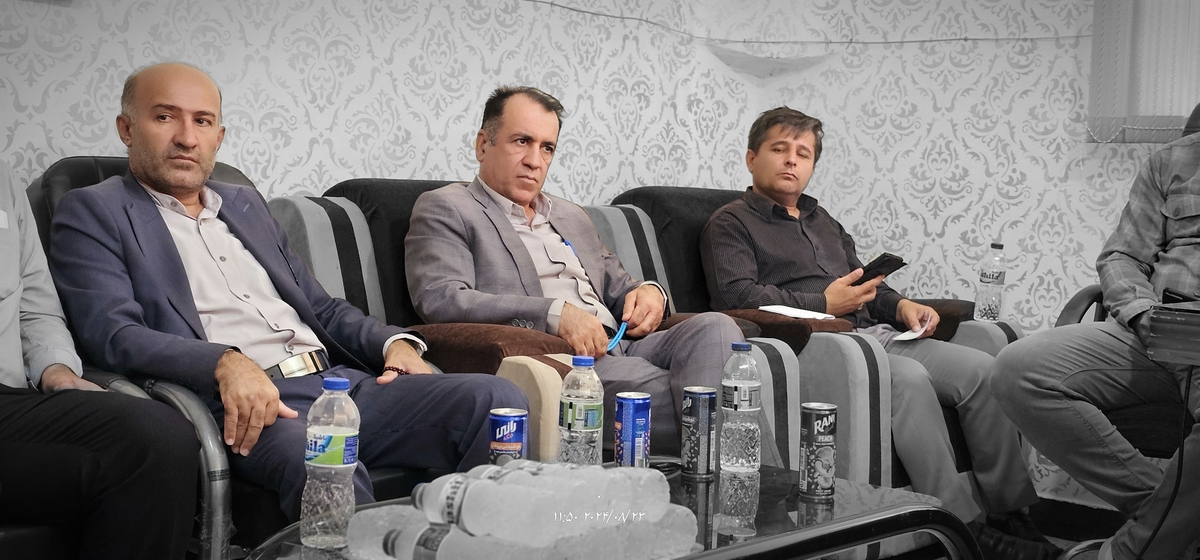نشست رئیس جدیدهیئت فوتبال استان بارئیس هیئت فوتبال وریاست اداره ورزش وجوانان شهرستان وجمعی ازپیشکسوتان