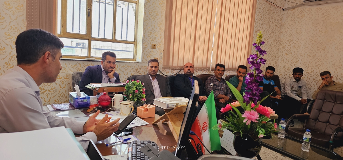 نشست رئیس جدیدهیئت فوتبال استان بارئیس هیئت فوتبال وریاست اداره ورزش وجوانان شهرستان وجمعی ازپیشکسوتان