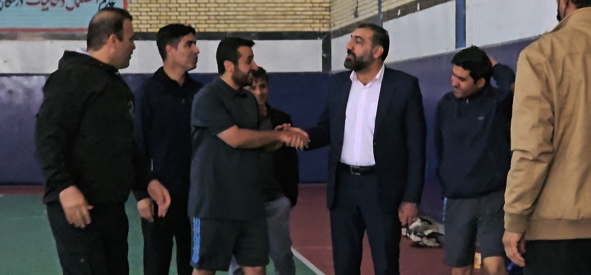 دهقان مدیرکل ورزش استان وخوبی مفاون توسعه وهیئت همراه امروزپنج شنیه ازپروژه های ورزشی شهرستان دیدن کردن