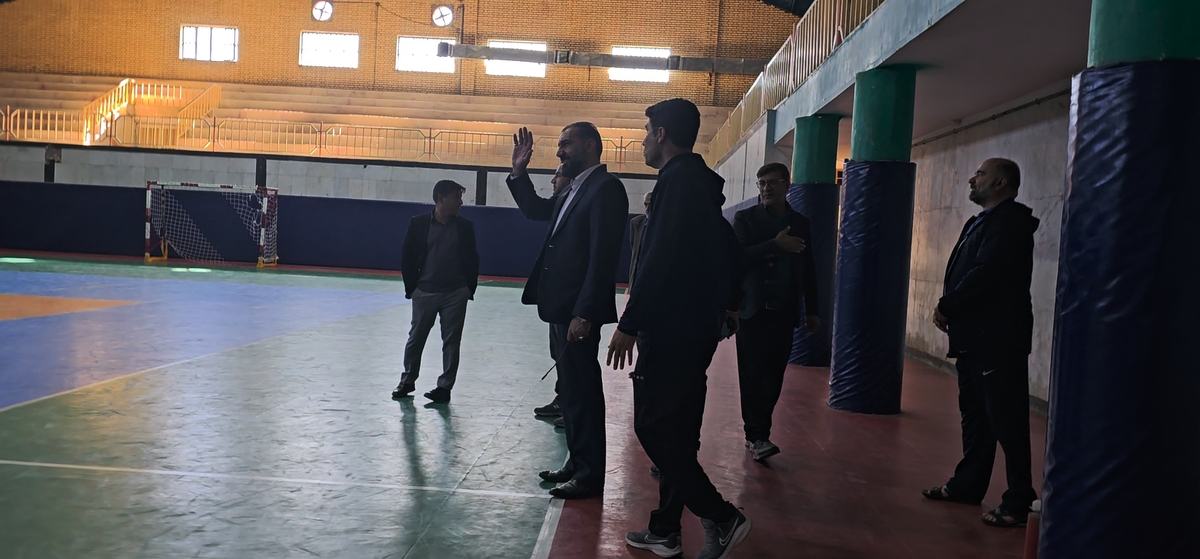 دهقان مدیرکل ورزش استان وخوبی مفاون توسعه وهیئت همراه امروزپنج شنیه ازپروژه های ورزشی شهرستان دیدن کردن