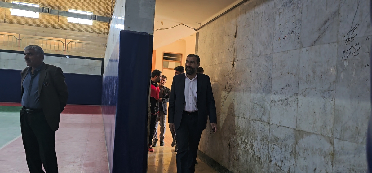 دهقان مدیرکل ورزش استان وخوبی مفاون توسعه وهیئت همراه امروزپنج شنیه ازپروژه های ورزشی شهرستان دیدن کردن