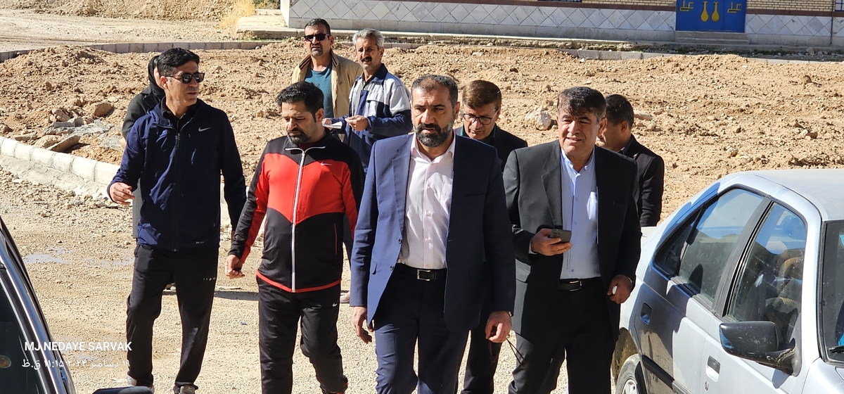 دهقان مدیرکل ورزش استان وخوبی مفاون توسعه وهیئت همراه امروزپنج شنیه ازپروژه های ورزشی شهرستان دیدن کردن