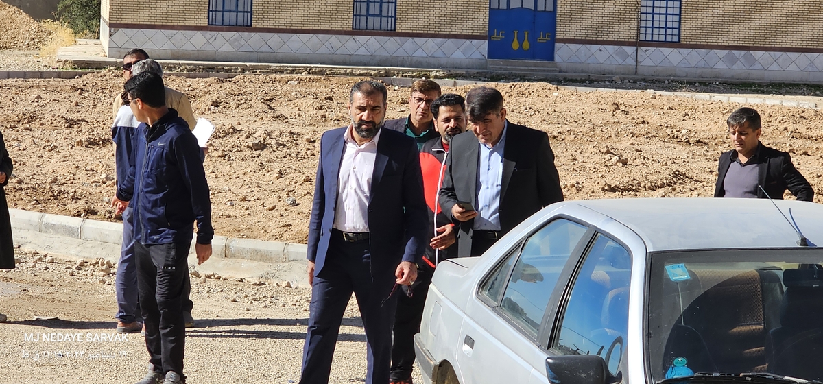 دهقان مدیرکل ورزش استان وخوبی مفاون توسعه وهیئت همراه امروزپنج شنیه ازپروژه های ورزشی شهرستان دیدن کردن