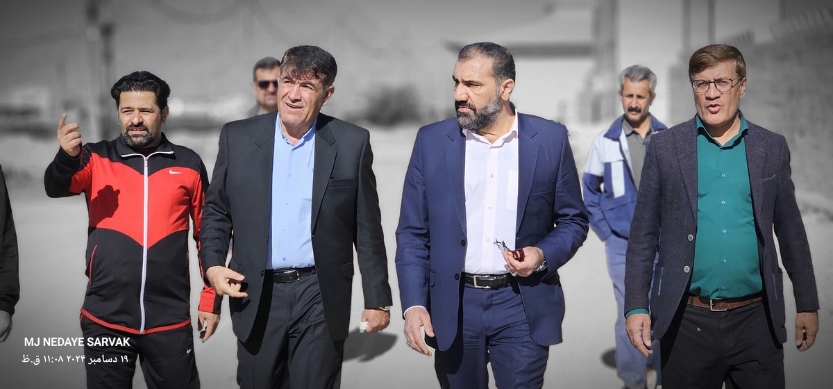 دهقان مدیرکل ورزش استان وخوبی مفاون توسعه وهیئت همراه امروزپنج شنیه ازپروژه های ورزشی شهرستان دیدن کردن