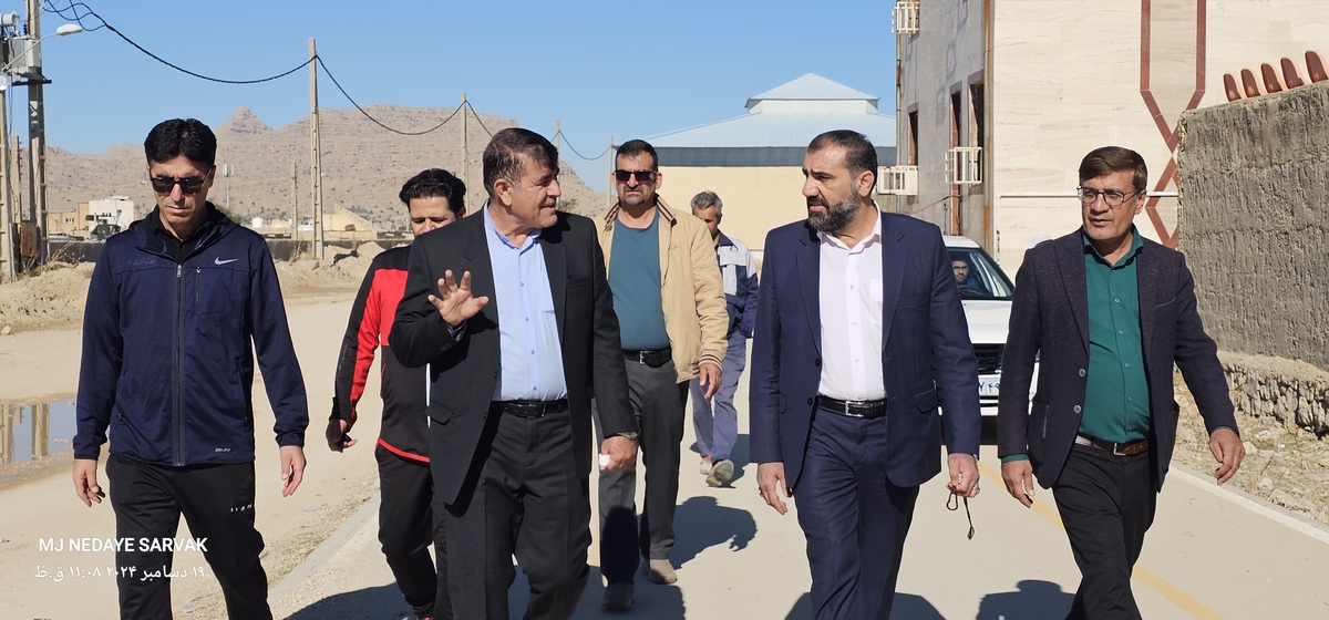 دهقان مدیرکل ورزش استان وخوبی مفاون توسعه وهیئت همراه امروزپنج شنیه ازپروژه های ورزشی شهرستان دیدن کردن