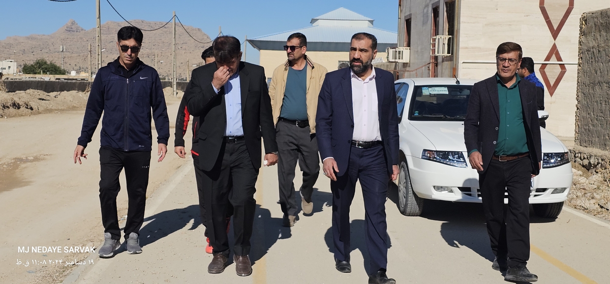 دهقان مدیرکل ورزش استان وخوبی مفاون توسعه وهیئت همراه امروزپنج شنیه ازپروژه های ورزشی شهرستان دیدن کردن