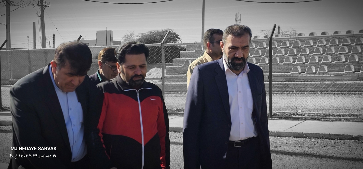 دهقان مدیرکل ورزش استان وخوبی مفاون توسعه وهیئت همراه امروزپنج شنیه ازپروژه های ورزشی شهرستان دیدن کردن