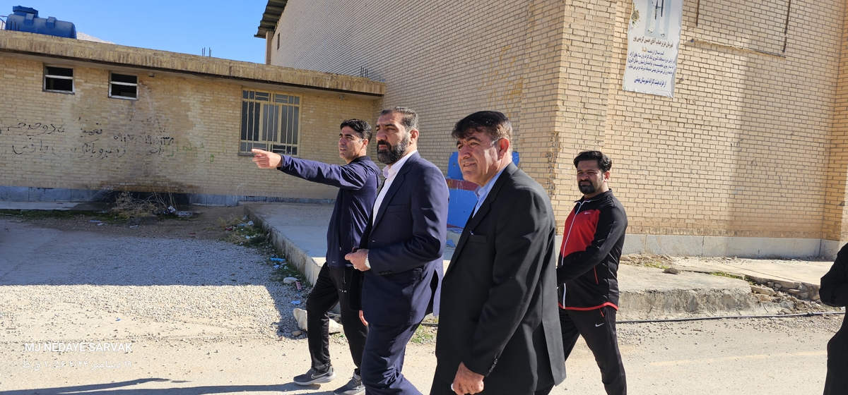 دهقان مدیرکل ورزش استان وخوبی مفاون توسعه وهیئت همراه امروزپنج شنیه ازپروژه های ورزشی شهرستان دیدن کردن