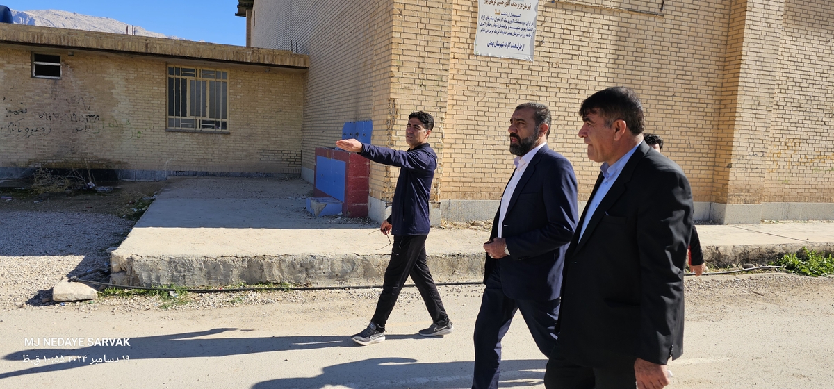 دهقان مدیرکل ورزش استان وخوبی مفاون توسعه وهیئت همراه امروزپنج شنیه ازپروژه های ورزشی شهرستان دیدن کردن