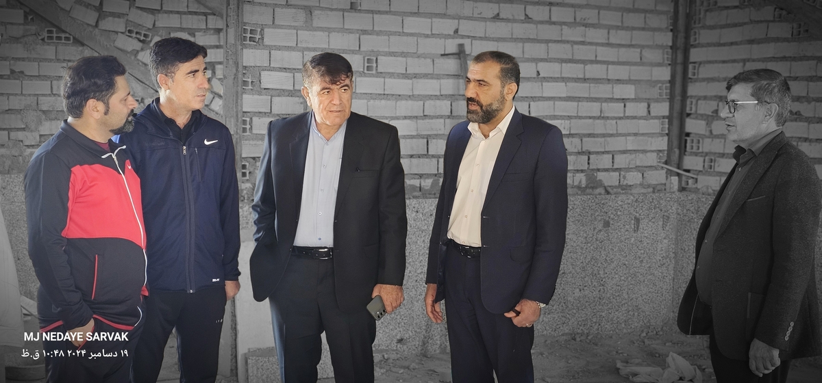 دهقان مدیرکل ورزش استان وخوبی مفاون توسعه وهیئت همراه امروزپنج شنیه ازپروژه های ورزشی شهرستان دیدن کردن