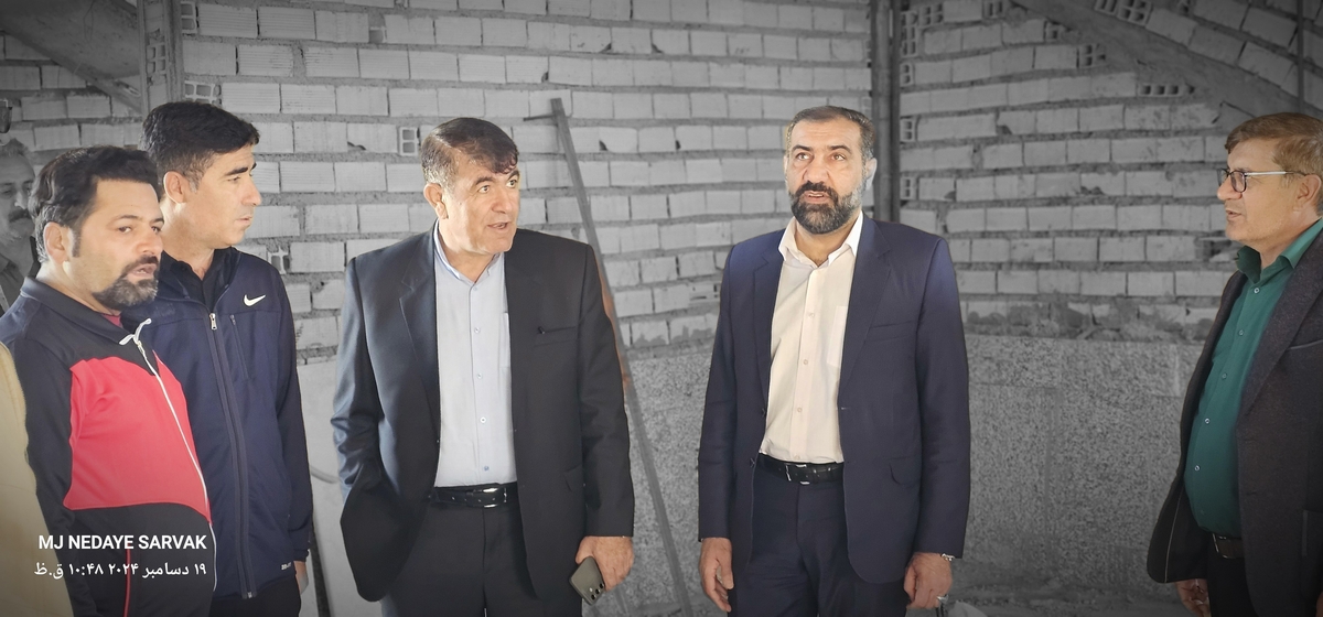 دهقان مدیرکل ورزش استان وخوبی مفاون توسعه وهیئت همراه امروزپنج شنیه ازپروژه های ورزشی شهرستان دیدن کردن