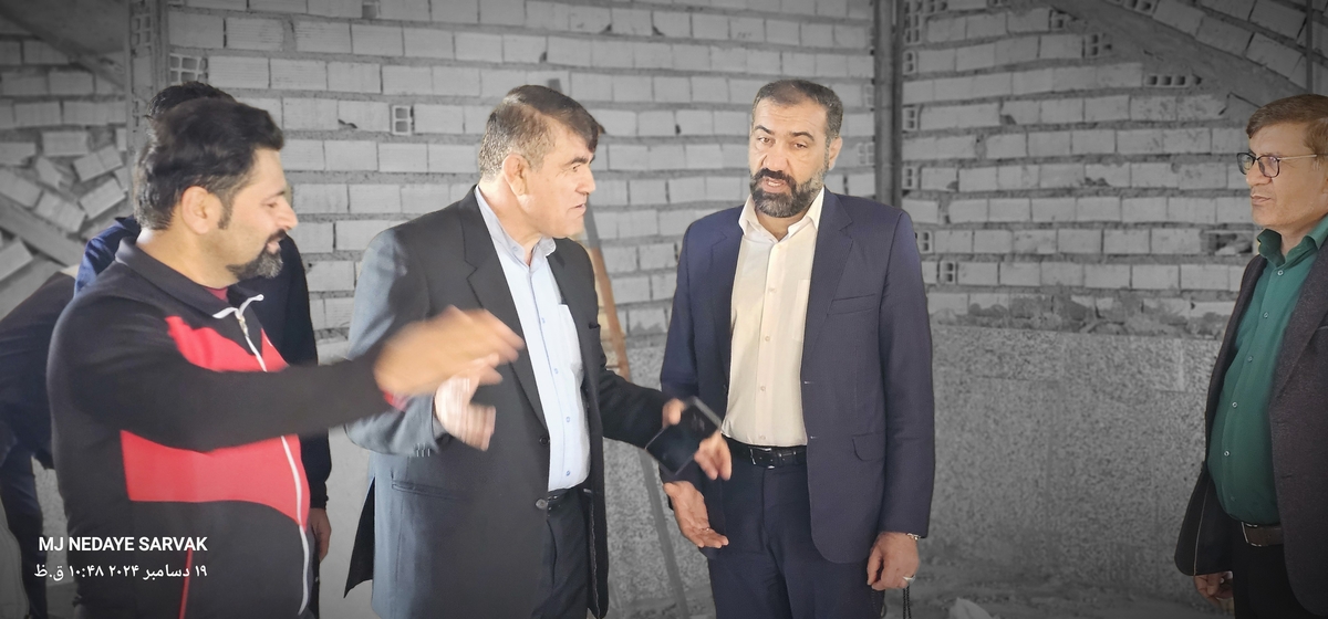 دهقان مدیرکل ورزش استان وخوبی مفاون توسعه وهیئت همراه امروزپنج شنیه ازپروژه های ورزشی شهرستان دیدن کردن