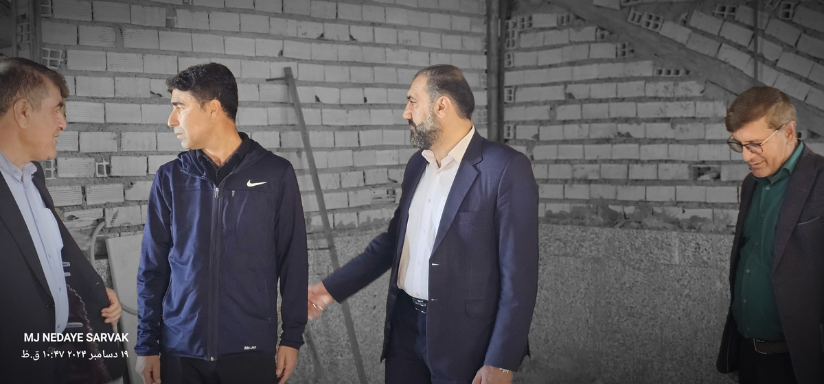 دهقان مدیرکل ورزش استان وخوبی مفاون توسعه وهیئت همراه امروزپنج شنیه ازپروژه های ورزشی شهرستان دیدن کردن