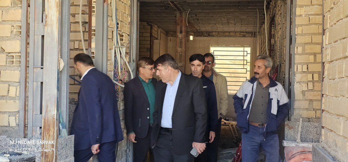 دهقان مدیرکل ورزش استان وخوبی مفاون توسعه وهیئت همراه امروزپنج شنیه ازپروژه های ورزشی شهرستان دیدن کردن