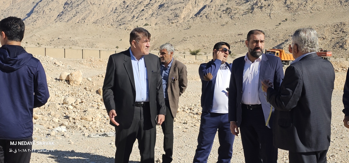 دهقان مدیرکل ورزش استان وخوبی مفاون توسعه وهیئت همراه امروزپنج شنیه ازپروژه های ورزشی شهرستان دیدن کردن