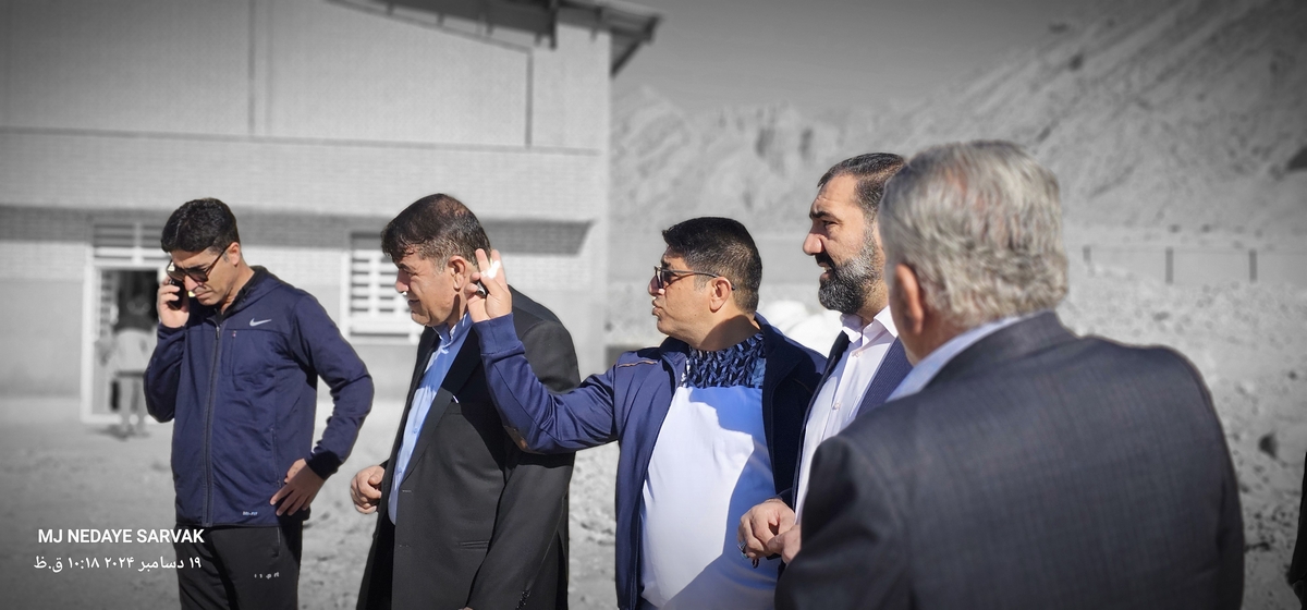دهقان مدیرکل ورزش استان وخوبی مفاون توسعه وهیئت همراه امروزپنج شنیه ازپروژه های ورزشی شهرستان دیدن کردن