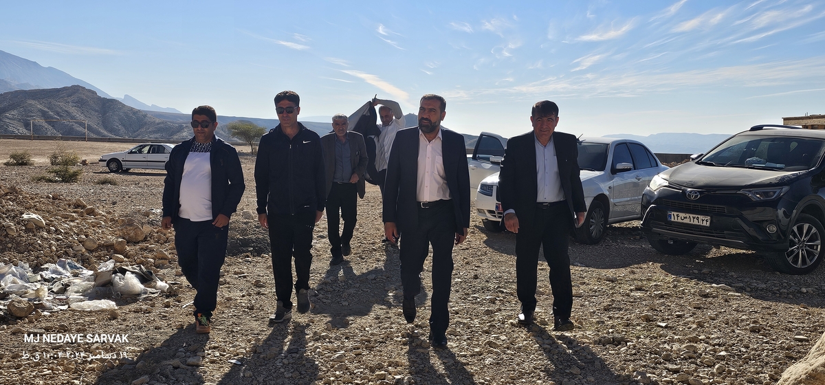 دهقان مدیرکل ورزش استان وخوبی مفاون توسعه وهیئت همراه امروزپنج شنیه ازپروژه های ورزشی شهرستان دیدن کردن
