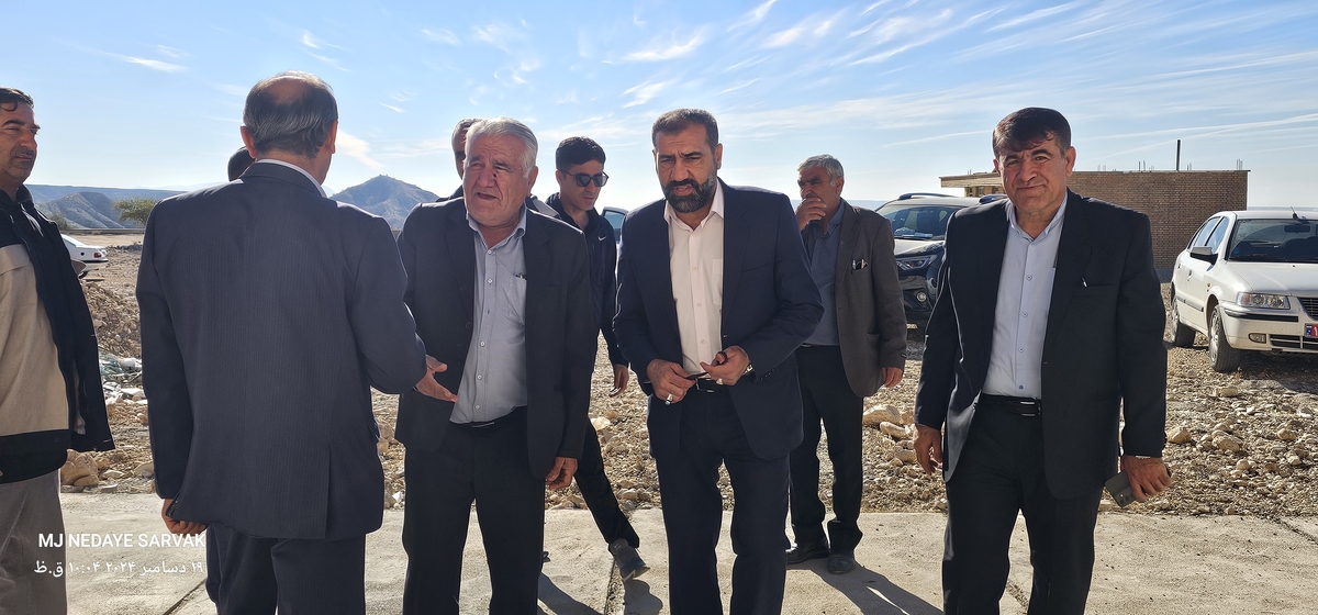 دهقان مدیرکل ورزش استان وخوبی مفاون توسعه وهیئت همراه امروزپنج شنیه ازپروژه های ورزشی شهرستان دیدن کردن