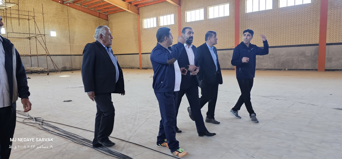 دهقان مدیرکل ورزش استان وخوبی مفاون توسعه وهیئت همراه امروزپنج شنیه ازپروژه های ورزشی شهرستان دیدن کردن