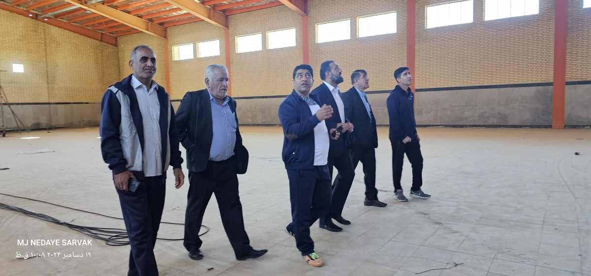 دهقان مدیرکل ورزش استان وخوبی مفاون توسعه وهیئت همراه امروزپنج شنیه ازپروژه های ورزشی شهرستان دیدن کردن