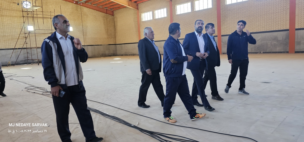 دهقان مدیرکل ورزش استان وخوبی مفاون توسعه وهیئت همراه امروزپنج شنیه ازپروژه های ورزشی شهرستان دیدن کردن