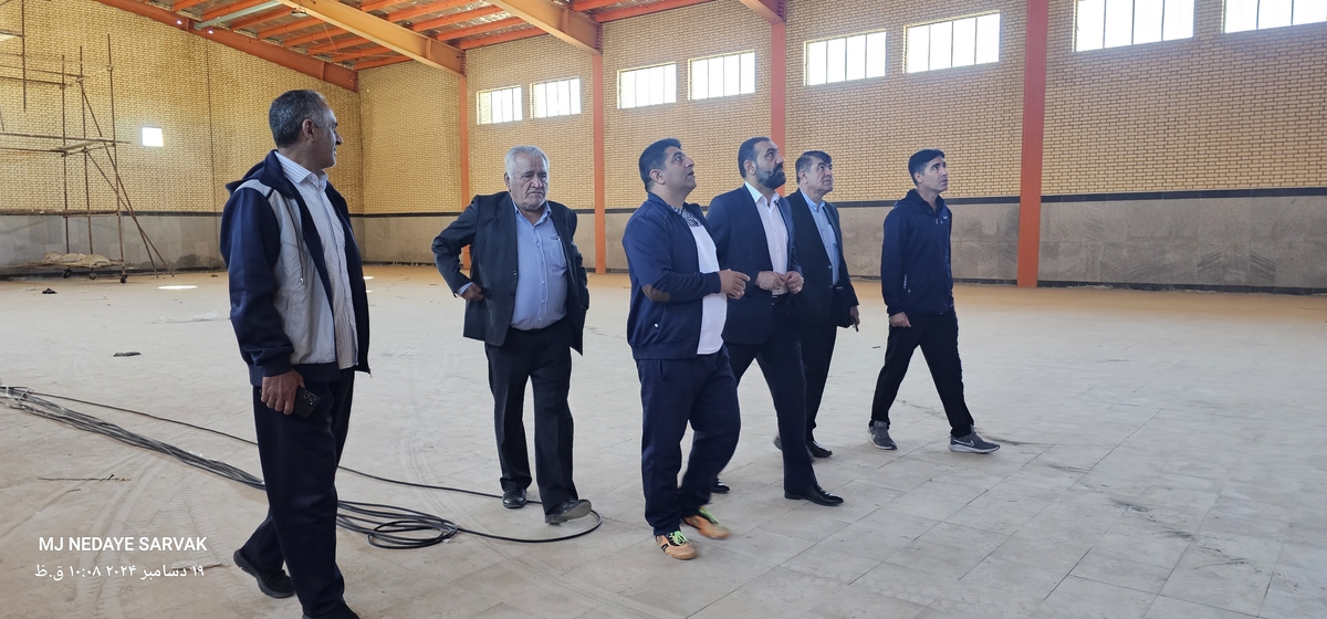 دهقان مدیرکل ورزش استان وخوبی مفاون توسعه وهیئت همراه امروزپنج شنیه ازپروژه های ورزشی شهرستان دیدن کردن