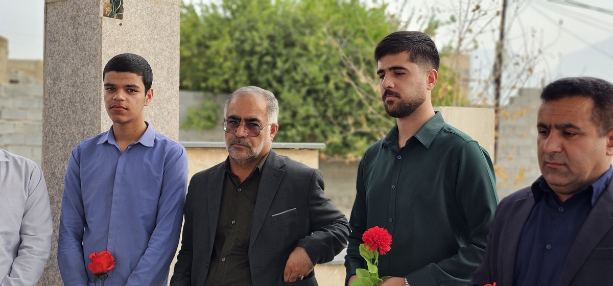 خبرنگاران شهرستان بهمئی درروزخبرنگاربرمزارشهیدان تجدیدمیثاق کردند