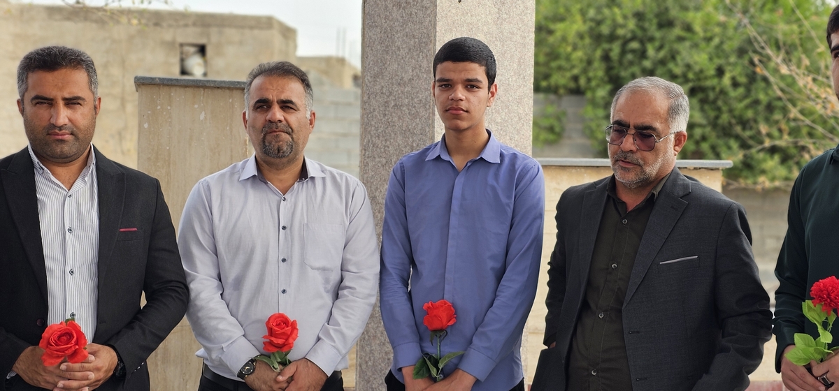 خبرنگاران شهرستان بهمئی درروزخبرنگاربرمزارشهیدان تجدیدمیثاق کردند
