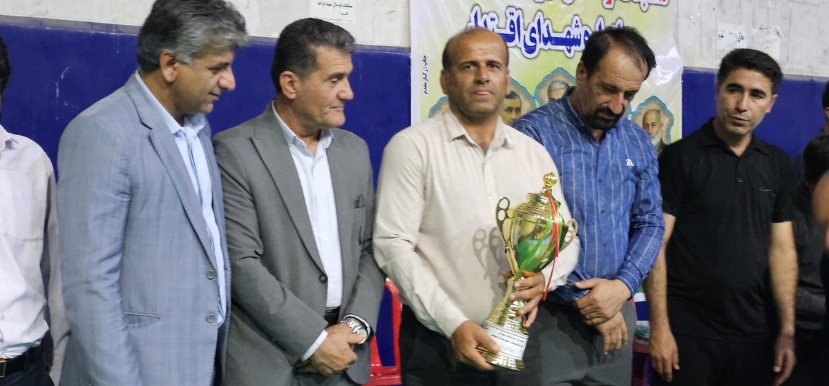 به پایان آمداین دفترحکایت همچنان باقیست