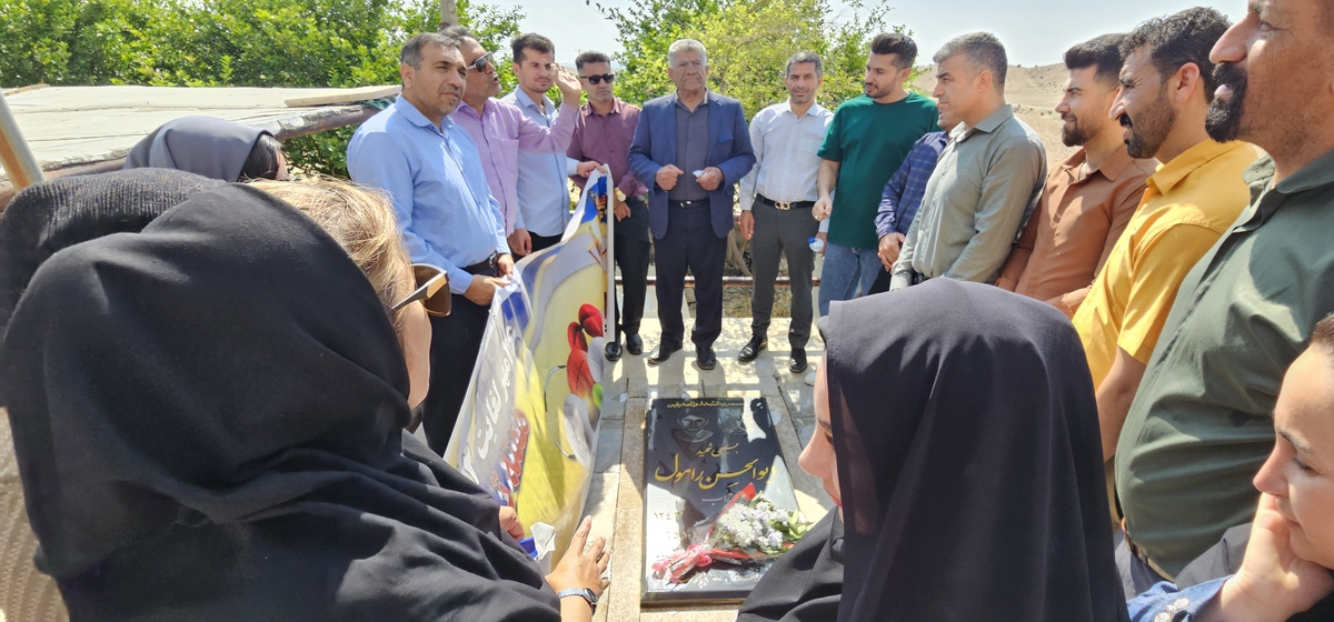آیین عطر افشانی گلزار شهید رامول در شهرستان بهمئی در شروع هفته تربیت بدنی