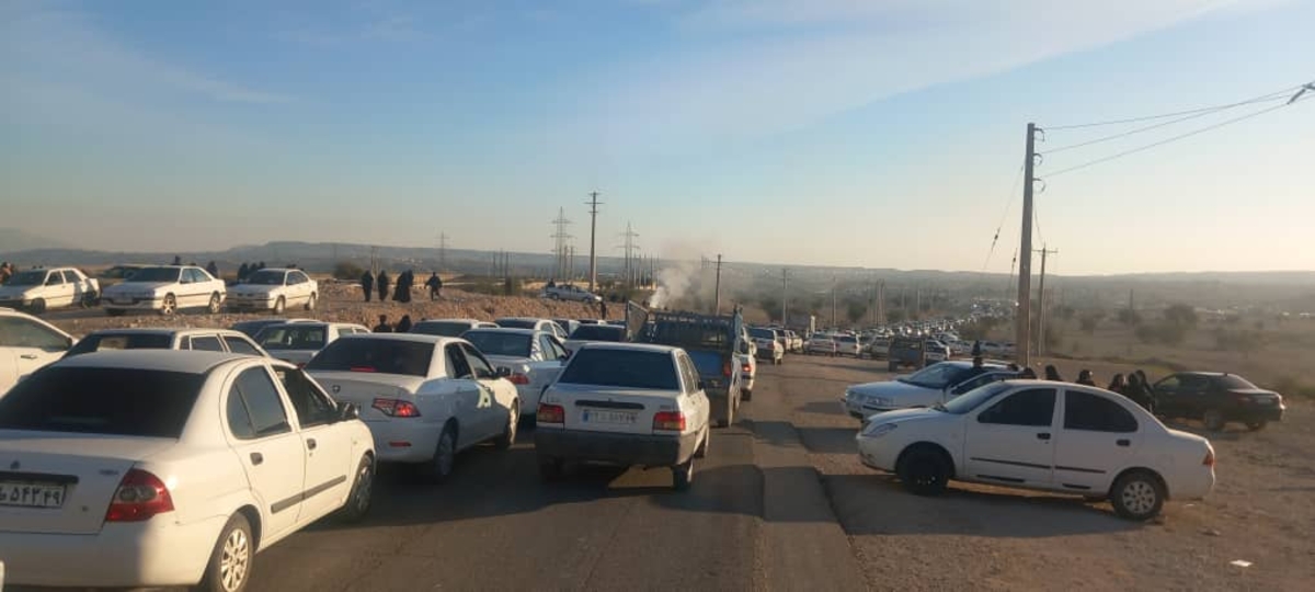 بازهم ترافیک بازهم گیرافتادن درمسیرلیکک به آرامستان اینبارماشین اورژانس هم اسیرترافیک شد