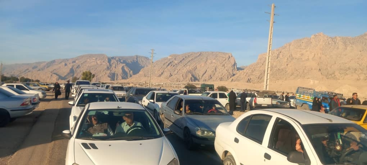 بازهم ترافیک بازهم گیرافتادن درمسیرلیکک به آرامستان اینبارماشین اورژانس هم اسیرترافیک شد