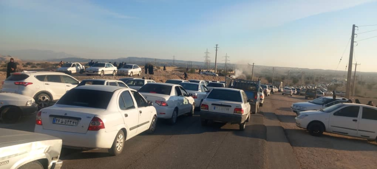 بازهم ترافیک بازهم گیرافتادن درمسیرلیکک به آرامستان اینبارماشین اورژانس هم اسیرترافیک شد